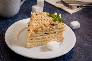 Bir dilim pasta Napolyon ev yapımı