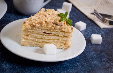 Bir dilim pasta Napolyon ev yapımı