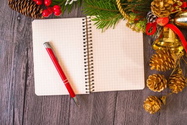 defter ve kalem Wood ile Noel arka plan. Üstten Görünüm