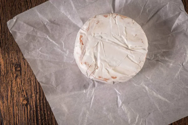 Queso Camembert sobre tabla de madera —  Fotos de Stock