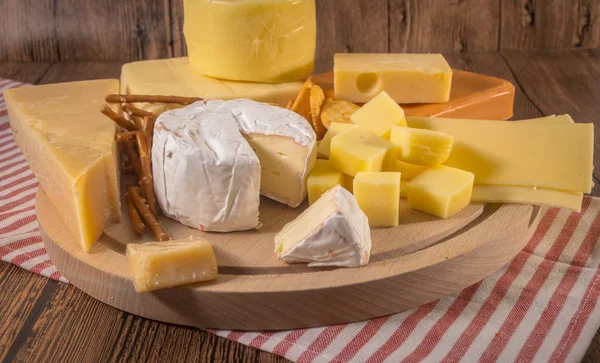 Finom sajt az asztalon. — Stock Fotó