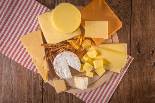 Finom sajt az asztalon. — Stock Fotó