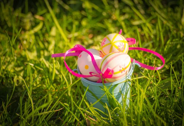 Páscoa natureza primavera cena fundo. Belos ovos coloridos na grama primavera — Fotografia de Stock
