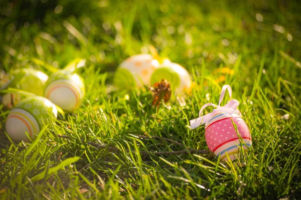 イースター自然春のシーンの背景。美しいカラフルな卵私 — ストック写真