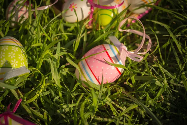 Ovos de páscoa decorados na grama — Fotografia de Stock