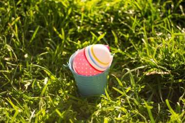 Mutlu paskalyalar. Tatil arka plan ile geleneksel Paskalya yumurtaları