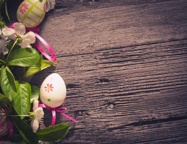 ハッピー イースター 伝統的なイースターの卵と休日の背景 トップ ビュー — ストック写真