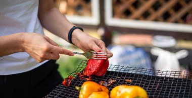 Izgarada nefis sebzeler. Kırmızı ve sarı biberler