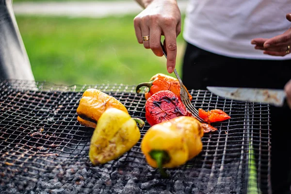 Leckeres Gemüse auf dem Grill. rote und gelbe Paprika — Stockfoto