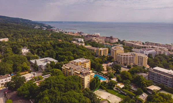 Изображение с воздуха курорт-беспилотник "Золотые пески" на побережье Черного моря в В — стоковое фото