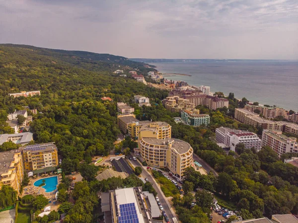 Изображение с воздуха курорт-беспилотник "Золотые пески" на побережье Черного моря в В — стоковое фото