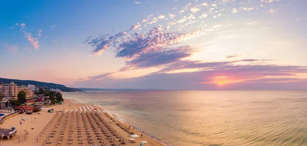 Aerial top view on the sandy beach. Umbrellas, sand and sea wave — Stock Photo, Image