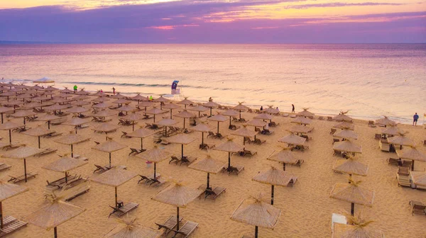 Vista aérea en la playa de arena. Paraguas, arena y olas marinas Imágenes De Stock Sin Royalties Gratis