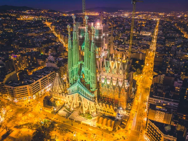 La Sagrada Familia en la noche - catedral diseñada por Antoni Gaudí Imagen De Stock