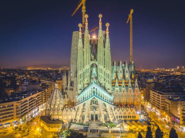 Geceleri La Sagrada Familia - Antoni Gaudi tarafından tasarlanan katedral