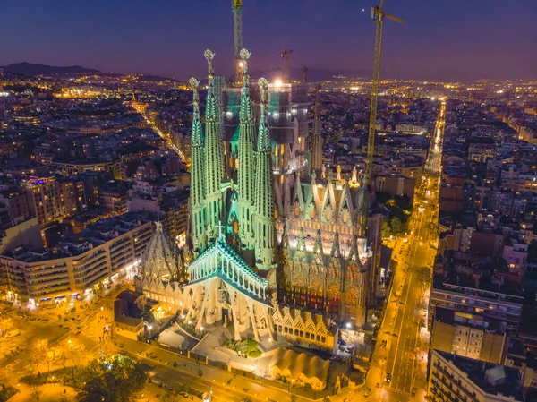 La Sagrada Familia en la noche - catedral diseñada por Antoni Gaudí — Foto de Stock
