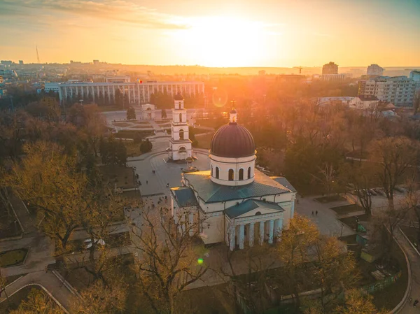 Chisinau, Moldova Cumhuriyeti 'nin başkenti. 2020 'de Chisinau Metropolitan Central Park' ın hava görüntüsü.