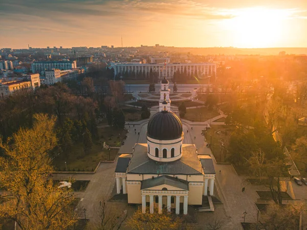 Chisinau, Moldova Cumhuriyeti 'nin başkenti. 2020 'de Chisinau Metropolitan Central Park' ın hava görüntüsü.