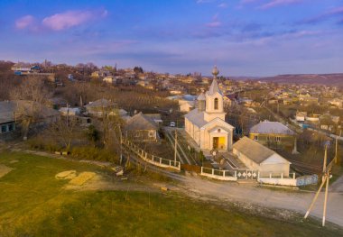 Köyün kıyısında eski bir kilise ve güzel bir günbatımı. Hava görünümü