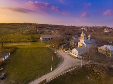 Köyün kıyısında eski bir kilise ve güzel bir günbatımı. Hava görünümü