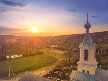 Köyün kıyısında eski bir kilise ve güzel bir günbatımı. Hava görünümü