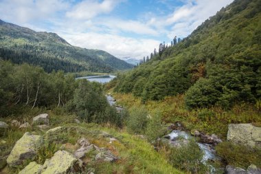 Rusya, Caucasus. Mzımta nehir ve göl Kardyvach Vadisi görünümünü.