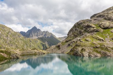 Rusya, Caucasus. Kayalar dağ gölü suda yansıtılır.