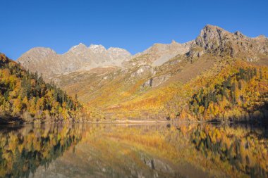 Rusya. Caucasus. Dağlar göle yansıtılır.