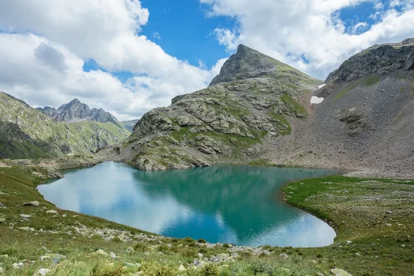 Rusia, Cáucaso. Vista del lago Upper Kardyvach y las montañas vecinas . — Foto de Stock