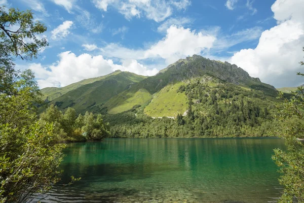 Rusia, Cáucaso. Vista del lago Kardyvach y la montaña Loyub . — Foto de Stock