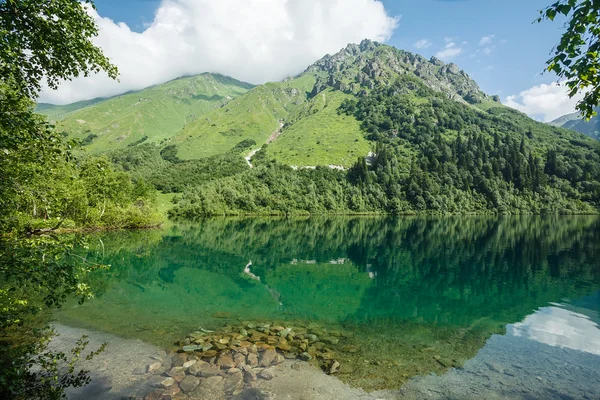 Rusia. Cáucaso. Las montañas se reflejan en el lago Kardyvach . — Foto de Stock