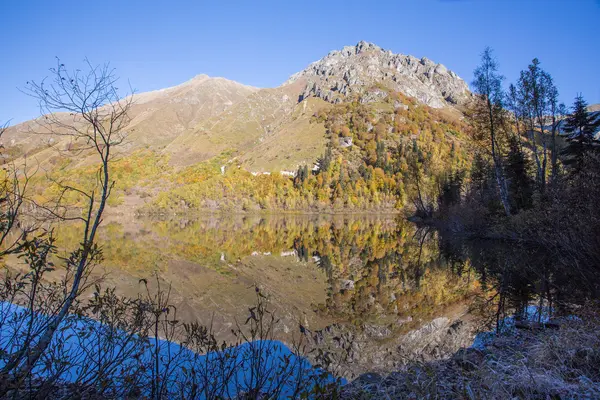 Rusia. Cáucaso. Vista matutina del lago y las montañas . — Foto de Stock