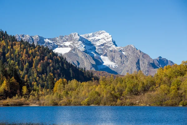 Rusia. Cáucaso. Agepsts top y lago Kardyvach en el otoño . — Foto de Stock