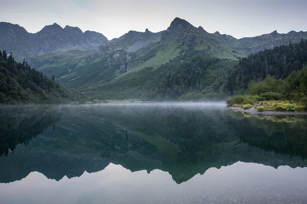 Rusia. Sochi. Krasnaya Polyana. Lago Kardyvach . — Foto de Stock