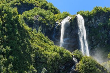 Rusya. Sochi. Krasnaya Polyana. Haziran ayında Polikarya falls.