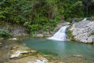 Rusya. Sochi. Küçük Bezumenk'ın nehir Sochi şehir Mahallesi'nde düşüyor.