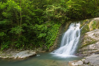 Rusya. Sochi. Bezumenk'ın nehir içinde belgili tanımlık neighborhood Sochi şehir güzel düşüyor.