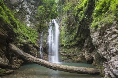 Rusya. Sochi. Güzel ve yüksek düşüyor Azhek Sochi şehir Mahallesi'nde nehrinde.