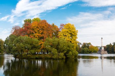 Rusya. St. Petersburg. Puşkin. Catherine Park havuz sonbahar ağaçta ile ada.