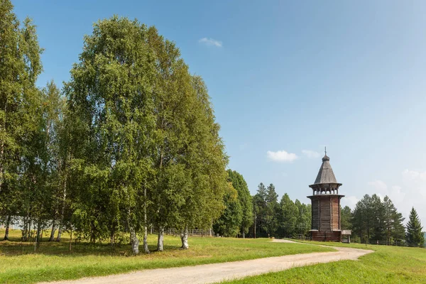 Rosja, Archangielsk. Muzeum architektury drewnianej "Malye Korely". Dzwonnica, koniec XVI wieku. 25 lipca 2016. — Zdjęcie stockowe