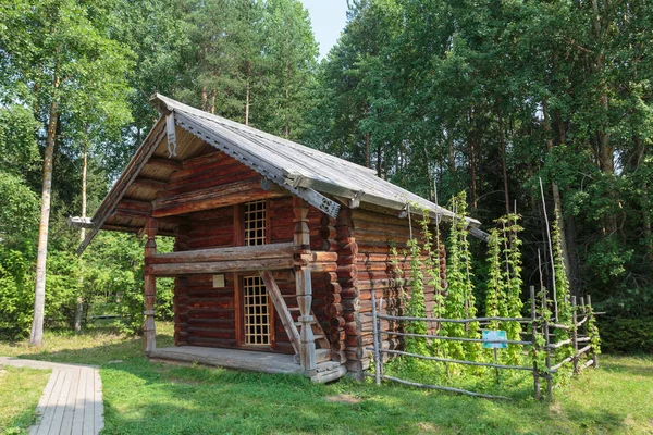 Rosja, Archangielsk. Muzeum architektury drewnianej "Malye Korely". Stodoła 2 piętrowa, XIX wieku. 25 lipca 2016. — Zdjęcie stockowe