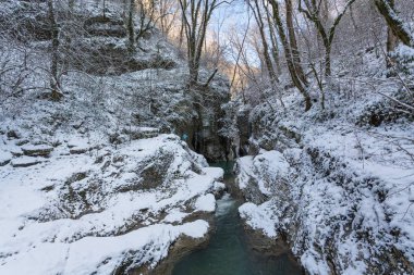 Rusya, Sochi. Kışın nehir Agura.