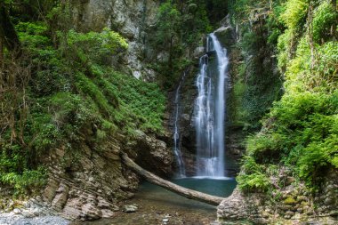 Rusya. Sochi. Güzel ve yüksek düşüyor Azhek Sochi şehir Mahallesi'nde nehrinde.