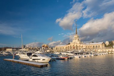 Rusya, Sochi. Yatlar Port. Tarihi bina Marina. 3 Ocak 2016.