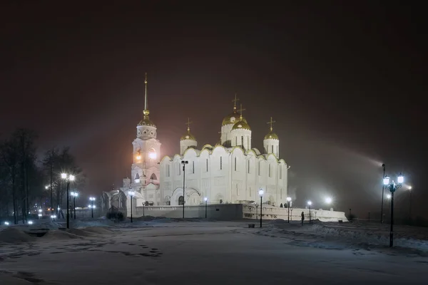 Россия, Владимир. Успенский собор в зимнюю ночь . — стоковое фото