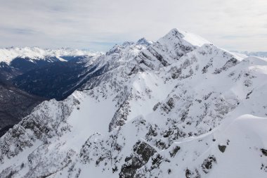 Rusya, Soçi, Krasnaya Polyana. Aibga Ridge, dağın tepesinde kar.