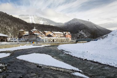 Rusya, Soçi, Krasnaya Polyana. Gorki Gorod ve kışın Nehri'ne Mzımta otelleri. 9 Ocak 2015.