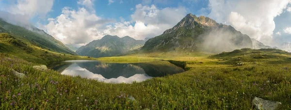 Russie, Sotchi, les alentours de Krasnaya Polyana. Réserve de biosphère du Caucase. Panorama des montagnes et du lac dans la soirée . — Photo