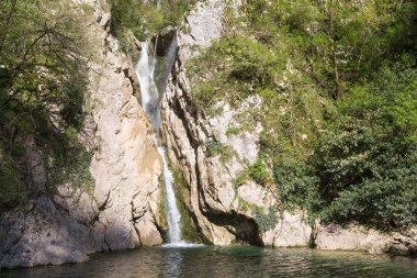 Rusya, Sochi. Art arda sıralı falls Agura Nehri üzerinde.