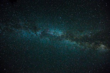 Soçi mahallesinde dağlarda yıldız gökyüzü. Samanyolu.